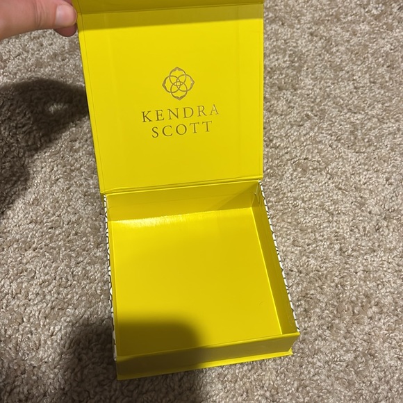 Kendra Scott box - Picture 3 of 3